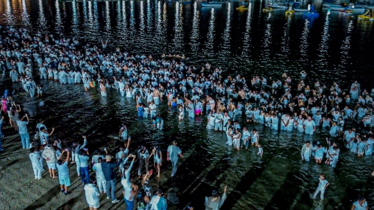 Ritual. Cientos de personas celebraron el ritual religioso.