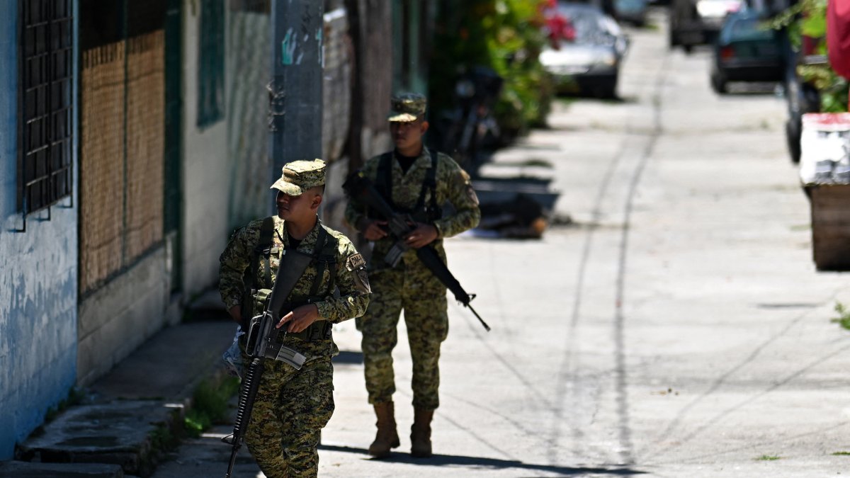 Sectores como la colonia 10 de Octubre, situados al sur de San Salvador, capital del país, han sido intervenidos desde 2022 por los militares, para frenar a las pandillas.