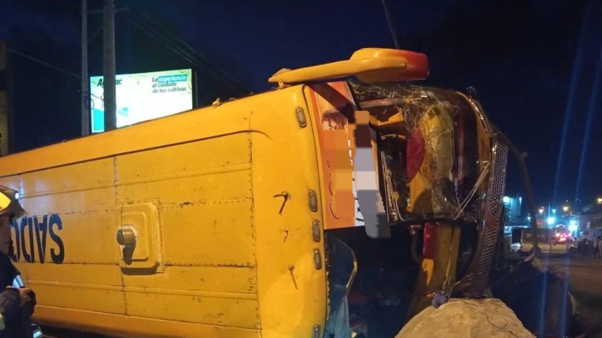 Se registró un choque entre un bus escolar y una camioneta en Cayambe, producto del impacto cuatro personas resultaron heridas.