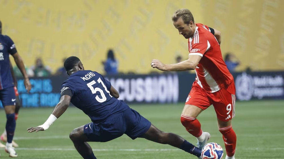 Willian Pacho en la marca a Harry Kane (d)