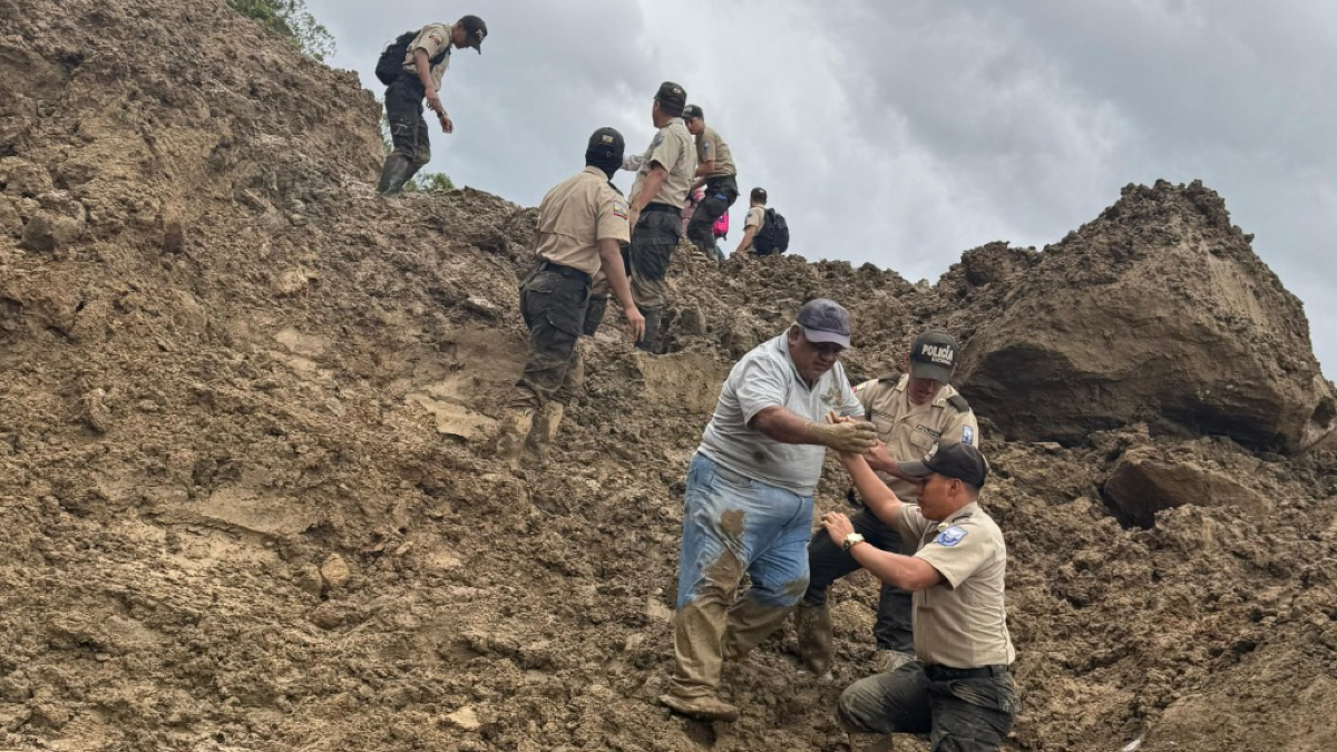 Policías rescatan a un ciudadano en una zona de riesgo.