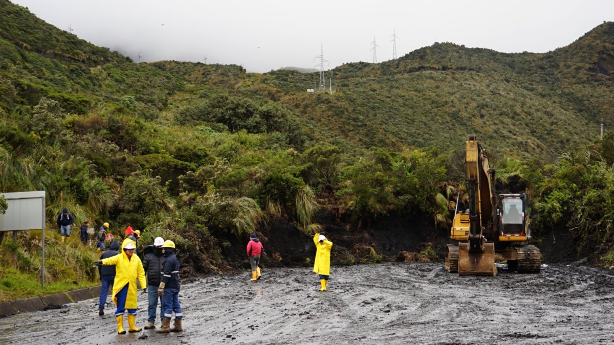 La vía Pifo-Papallacta está cerrada por deslizamiento de tierra, informó el ECU 911
Ocurrió en el kilómetro 18 antes de la Virgen.