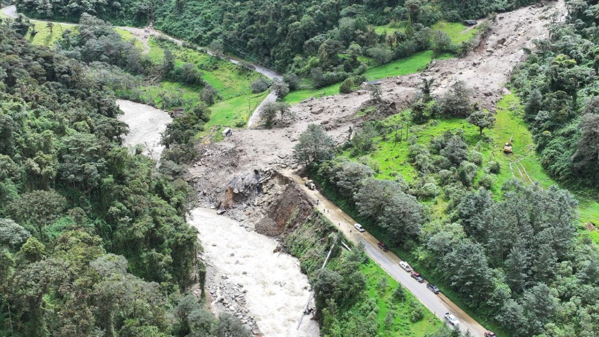 Una toma área que permite ver cómo el deslave ha tapado la carretera en la zona de Cuyuja.