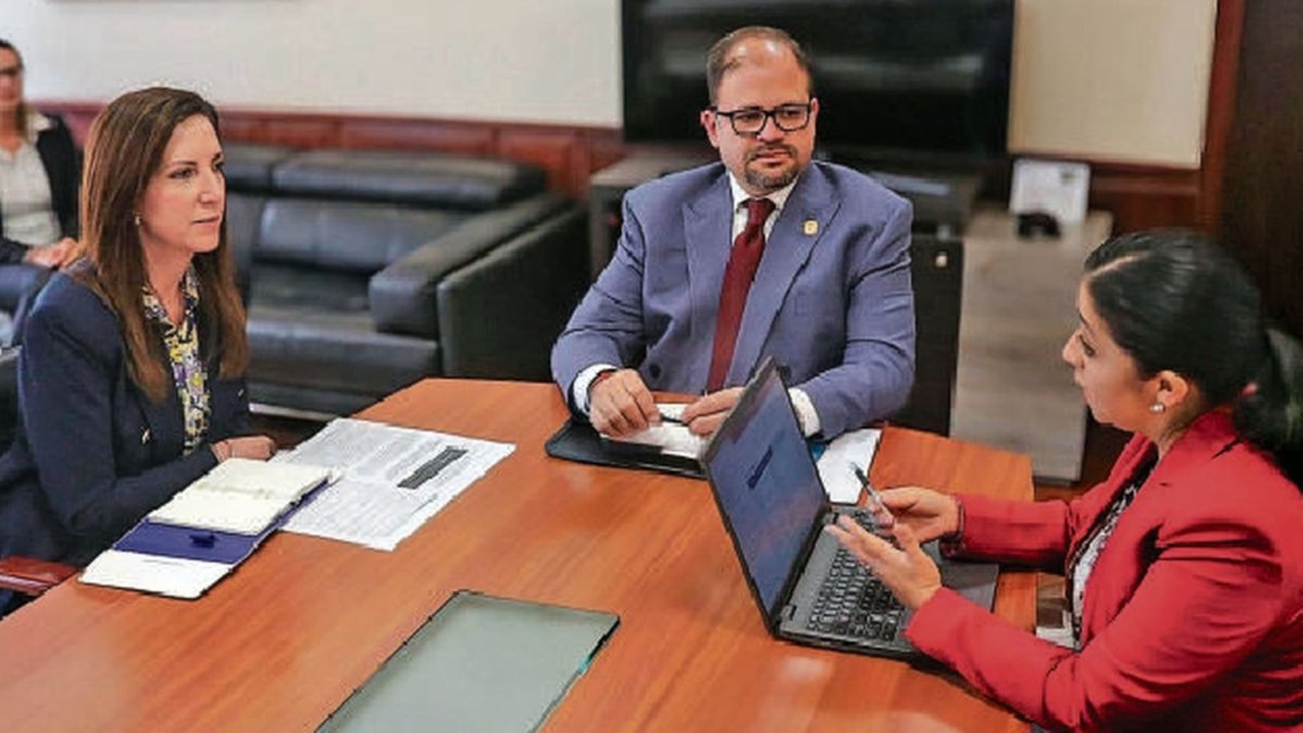 La Ministra de Educación Alegría Crespo y el Ministro del Interior John Reimberg en reunión por el Plan Nos Cuidamos.