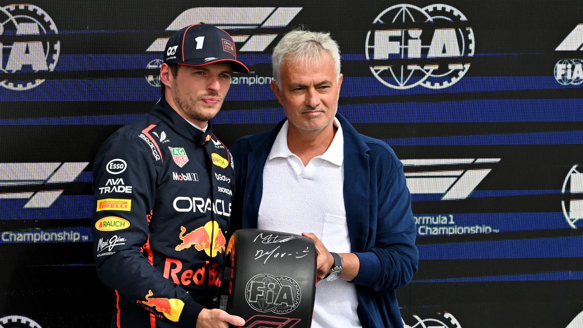 Max Verstappen (i) recibió el premio por la clasificación del técnico José Mourinho.