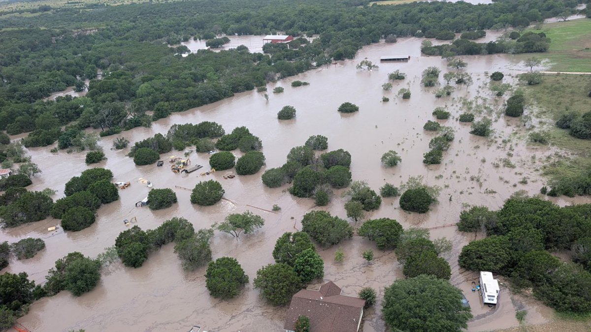 Fotografía cedida por la Guardia Costera de los Estados Unidos que muestra una inundación este sábado, en el área de Kerrville, Texas (EE.UU.).