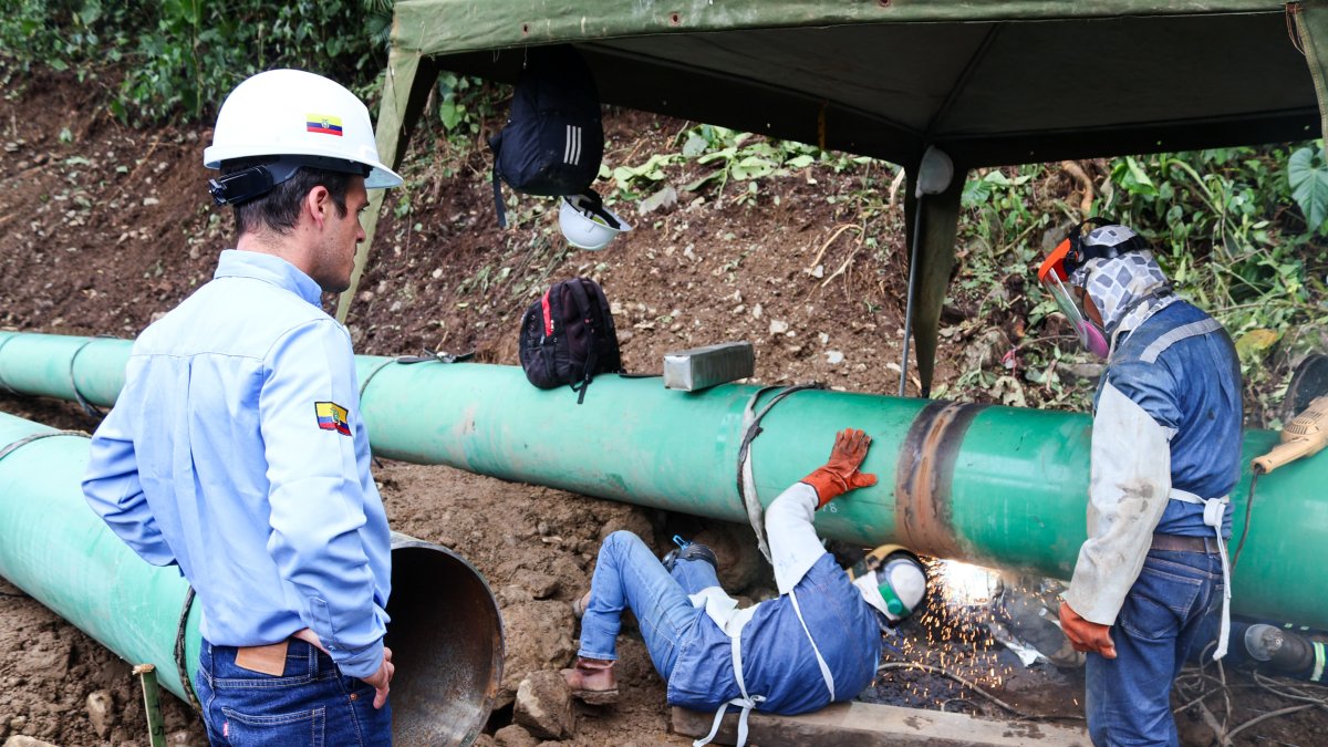 El gerente general de Petroecuador, Leonard Bruns, visitó la zona del río Loco