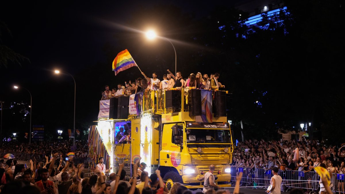 Un momento de la gran marcha del Orgullo 2025 en su recorrido este sábado por las calles de Madrid.