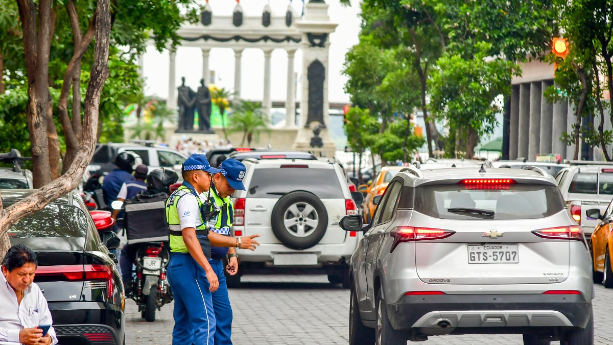 La ciudadanía cuestiona que no se controle y sancione permanentemente a los vehículos sin placas o con rótulos adulterados o cubiertos con alguna franela u otro elemento, como se ve en la moto.