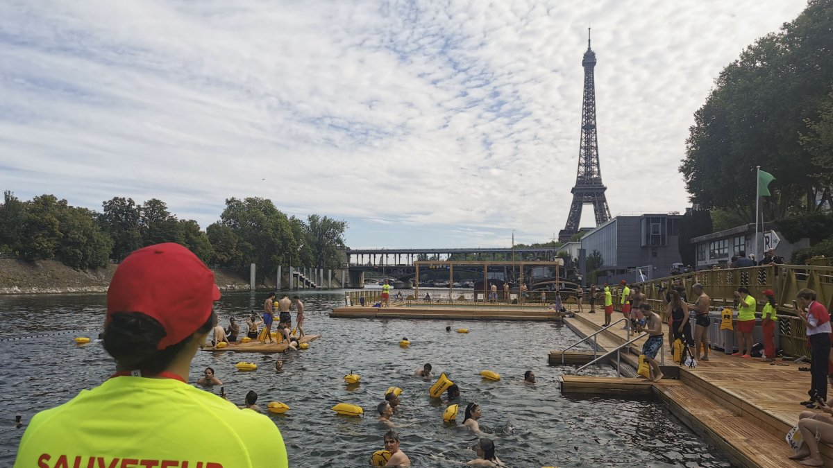 Uno de los salvavidas de las tres áreas habilitadas durante los ensayos de la apertura de los sectores del Río Senna que ayer fueron aperturados a habitantes y turistas.