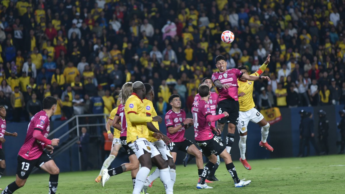 En el primer tiempo ambos clubes se presentaron parejos.