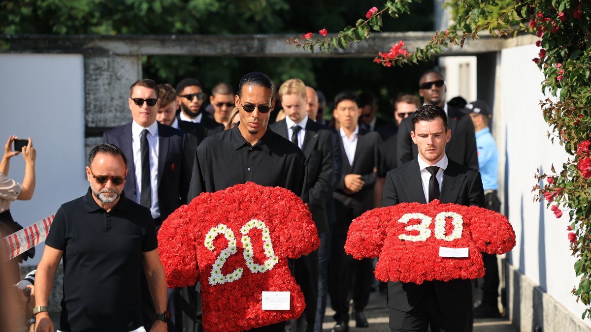 Los jugadores del Liverpool Virgil van Dijk (c) y Andrew Robertson (d) llevan ofrendas florales en el funeral del jugador de fútbol portugués Diogo Jota y su hermano Andre Silva.