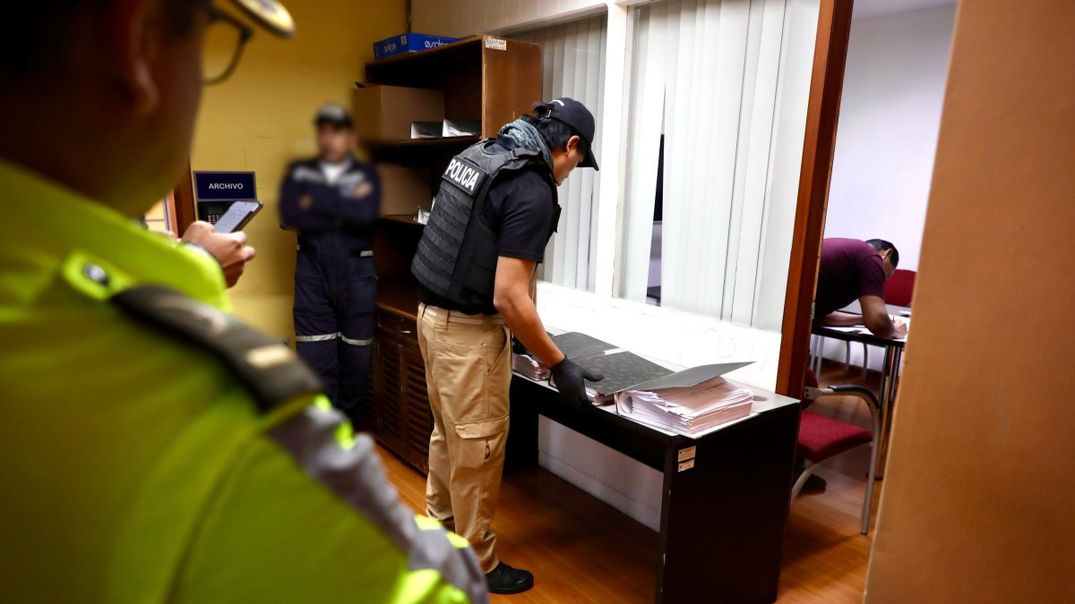 Agentes revisan documentos y recogen evidencias en el marco de los allanamientos del caso Depuración Azul.