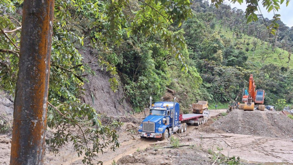 El cierre total de la vía E50 que conecta las ciudades de Loja y Zamora, debido a deslizamientos de material suelto y rocoso.