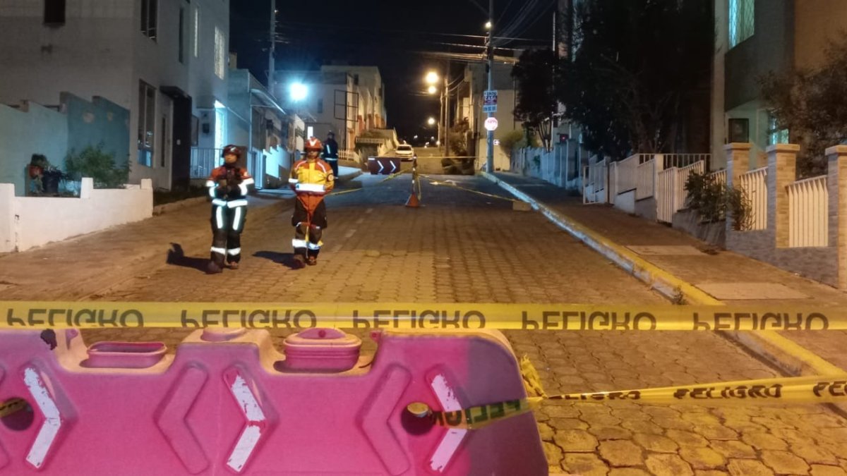 Hundimiento en Ciudad Bicentenario obliga al cierre total de una vía.