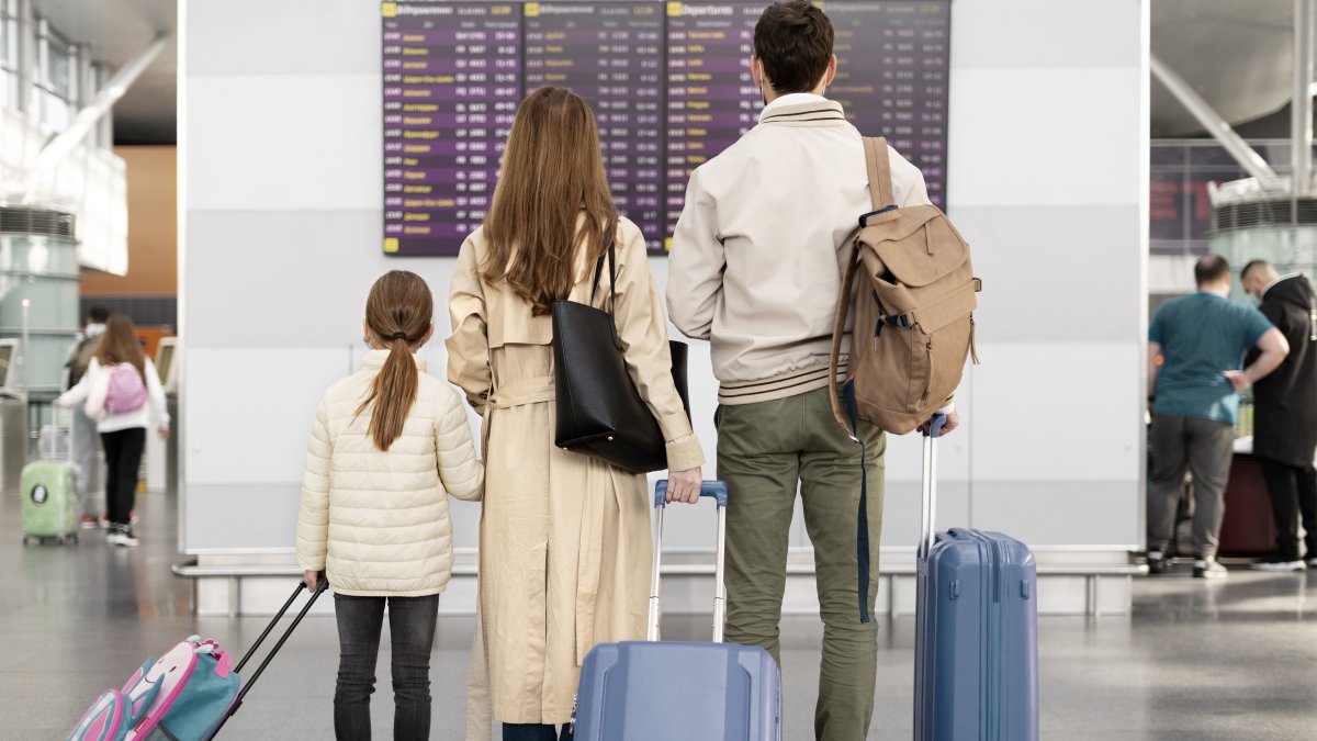 Referencial. Todos los viajeros y tripulantes que ingresen o salgan del país deberán llenar obligatoriamente el Formulario de Registro Aduanero (FRA).