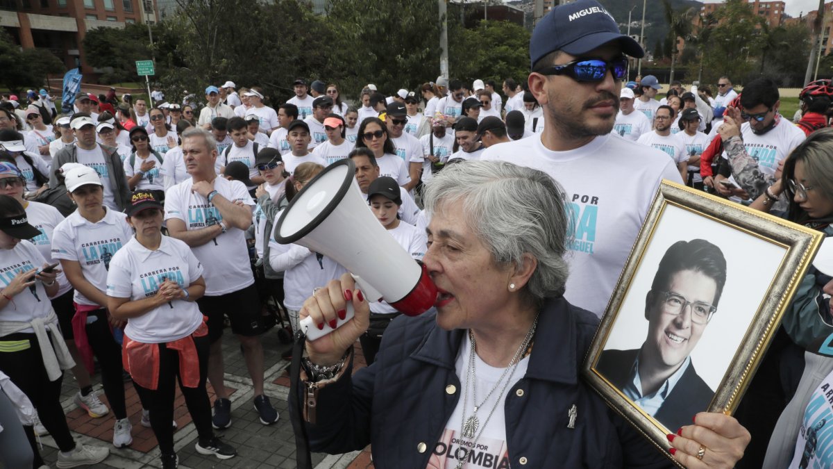 Personas se preparan para participar en la 'Carrera por la vida', que recorre este domingo las calles de Bogotá (Colombia).