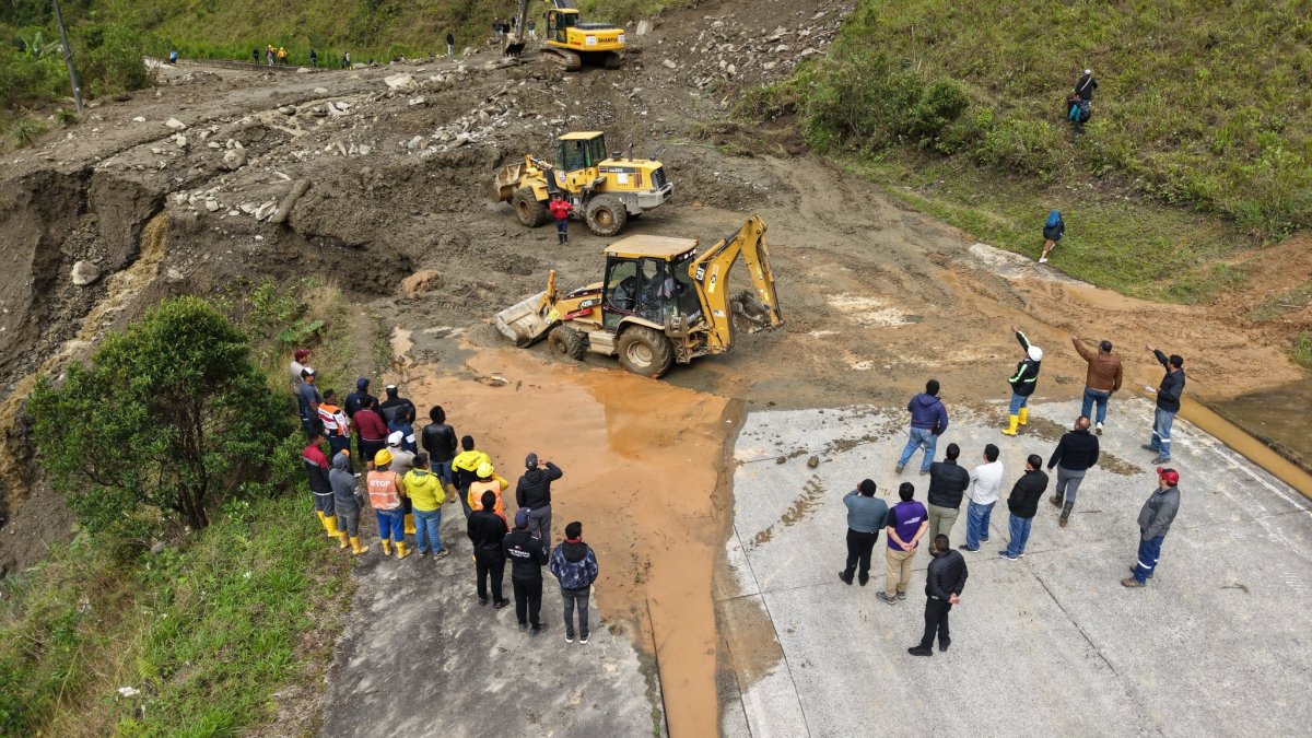 Una delegación encabezada por el ministro de Obras Públicas, Roberto Luque, estuvo el 3 de julio pasado inspeccionando los trabajos de remoción de tierra en la vía Zamora-Loja.