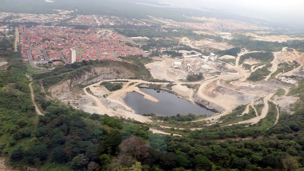 Una foto referencial de la minería que se realiza en la vía a la costa.