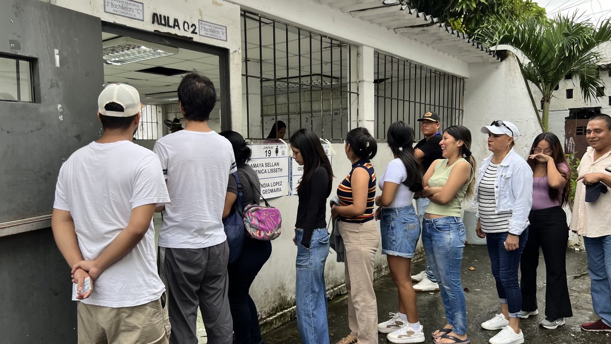 En las elecciones de febrero de 2025, el 82,03 % del padrón electoral se presentaron a sufragar en sus recintos electorales.