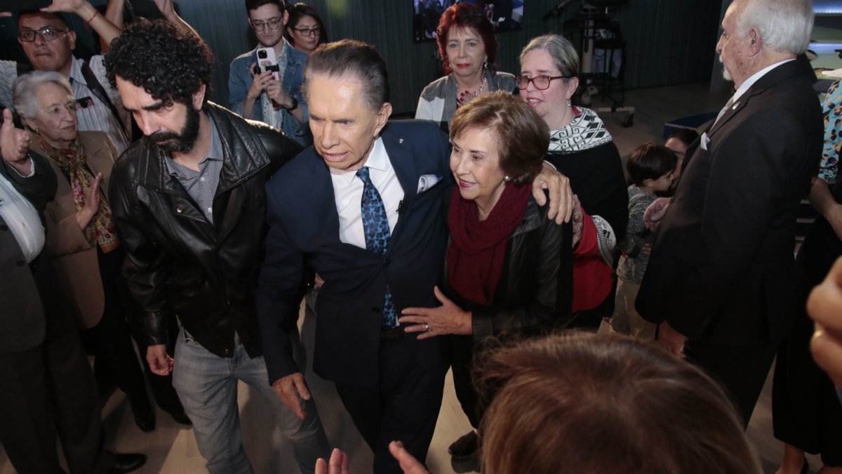 Alfonso Espinosa de los Monteros a la salida de su último noticiero, luego de 56 años en Ecuavisa, en mayo de 2023.