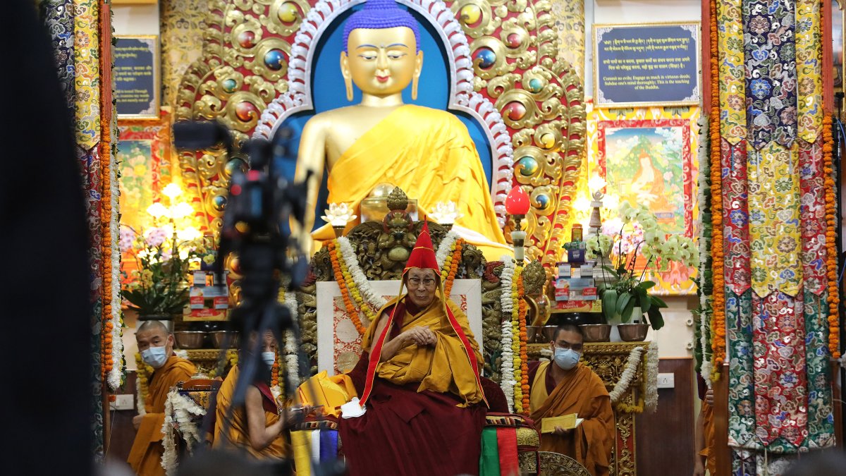 El líder religioso participa de una ceremonia por su cumpleaños 90.