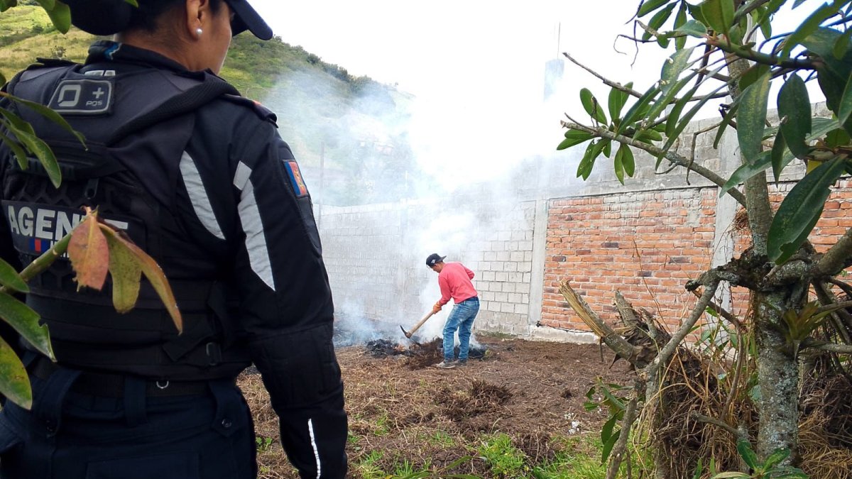 Quemas. Personal de la Agencia Metropolitana de Control acudió al sitio para imponer la sanción.