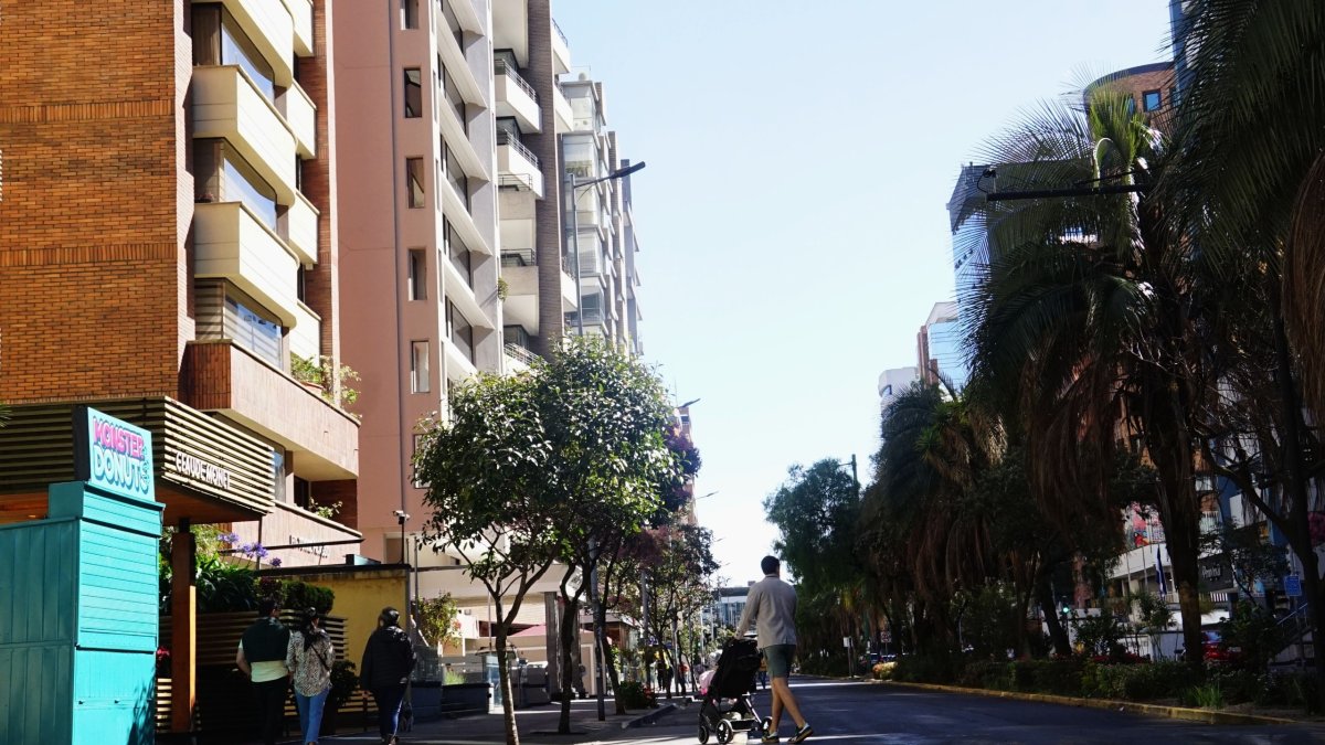 Delito.  Los residentes de la av. República de El Salvador narran que han hallado autos robados en parqueaderos privados.