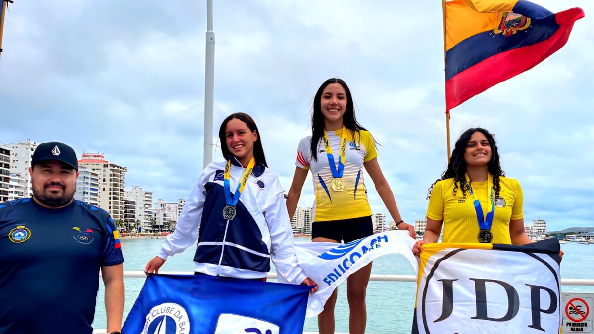 Danna en lo alto de los 10 km aguas abiertas elite femenina. La también ecuatoriana Rafaela Cuello (d), fue tercera.