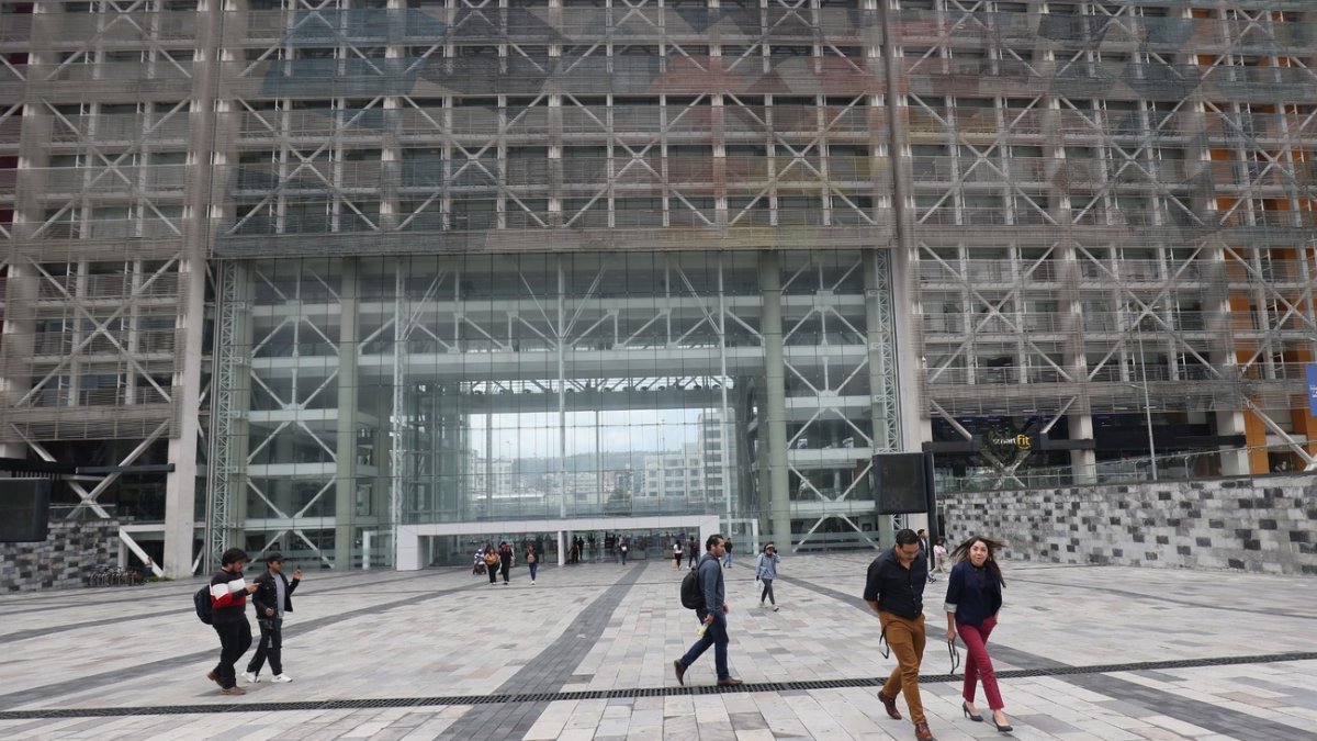 Servidores temen una ola de despidos, recorte de beneficios y retroceso a sus derechos.