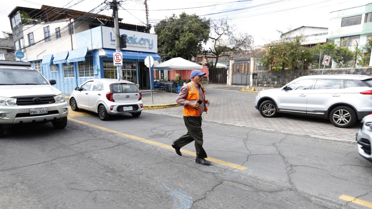 Trabajo. El proyecto de vigilantes seguro en Cumbayá está previsto que se realice con personas que cuidan los vehículos en la zona del parque central.