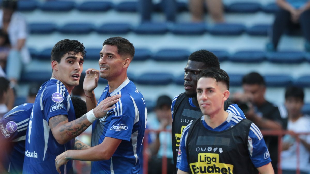 Jugadores de Emelec celebran el gol de José Francisco Cevallos ante Vinotinto