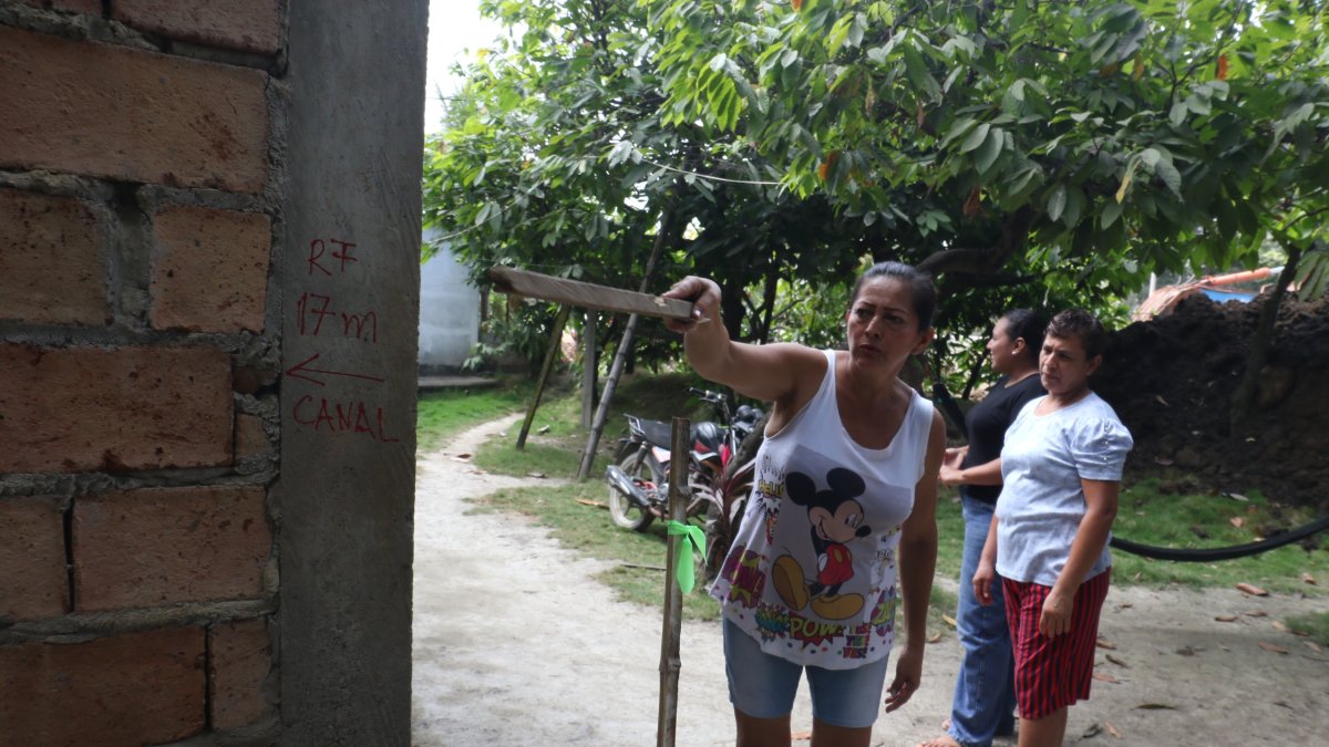 Familias que residen junto en las zonas donde están ampliando los carriles de las vías de acceso al Quinto Puente están preocupados porque sus casas han sido marcadas para la construcción.