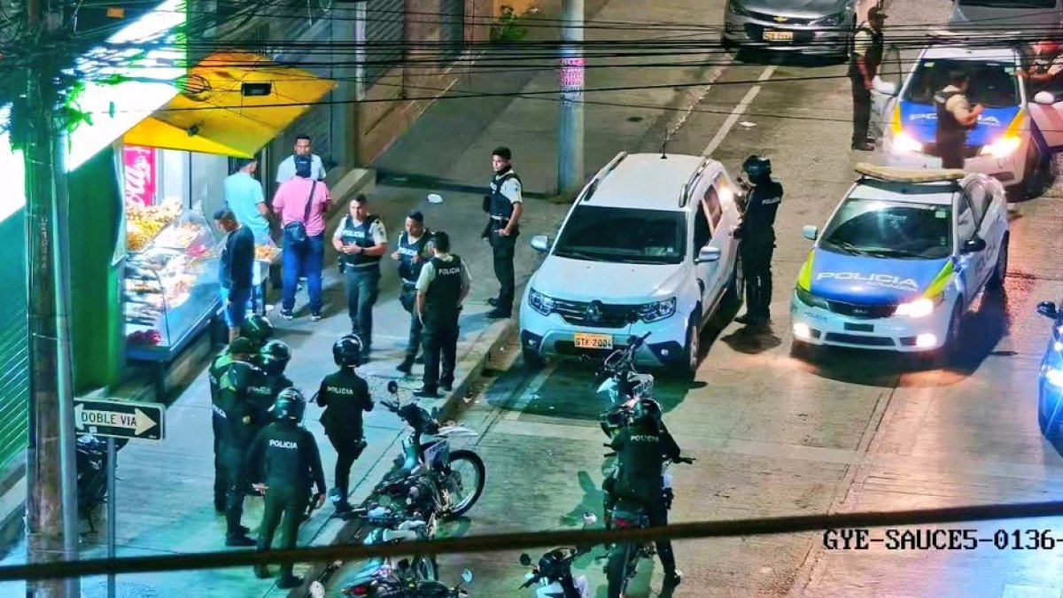 Los delincuentes manejaban un auto marca 'Renault' color blanco.