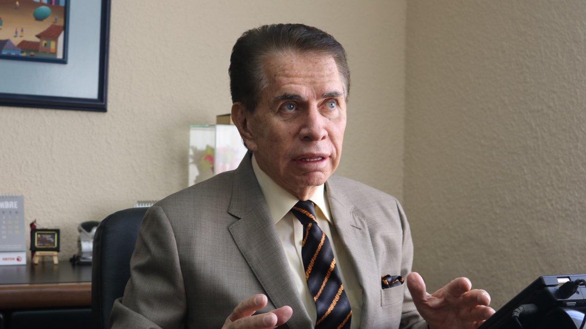 Alfonso Espinosa de los Monteros tiene 83 años.