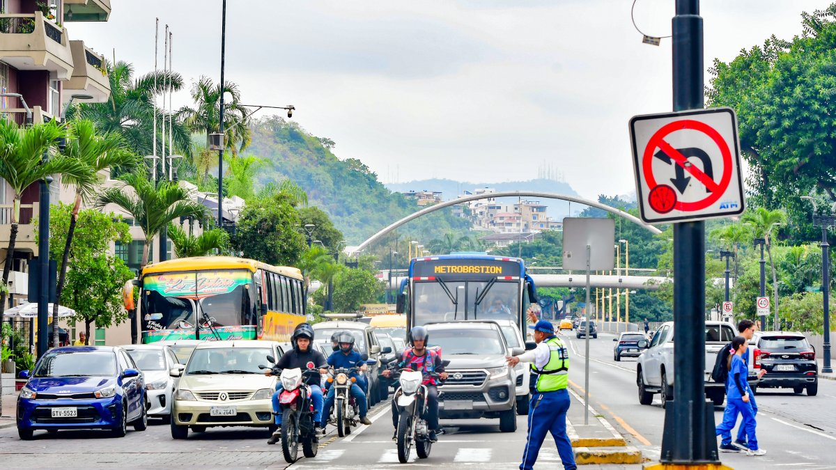 Es común en Guayaquil ver a los agentes de la Agencia de Tránsito y Movilidad (ATM) dirigir el tránsito pero no sancionar infracciones, como la invasión al carril exclusivo de Metrovía.
