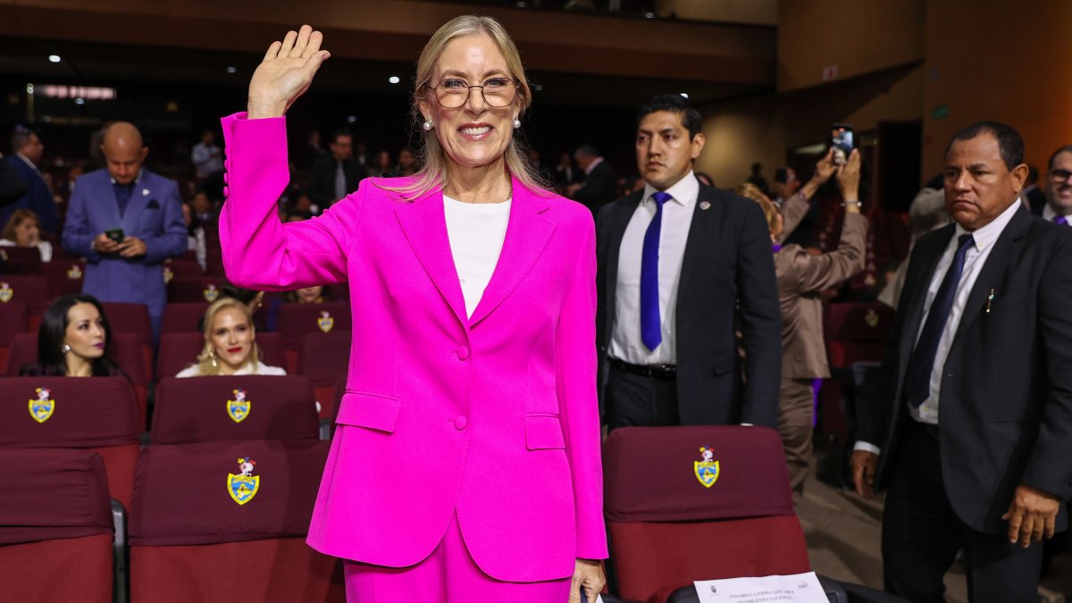 La asambleísta nacional Annabella Azín alertó sobre un esquema de estafa que utiliza su nombre para ofrecer cargos públicos y pedir dinero.