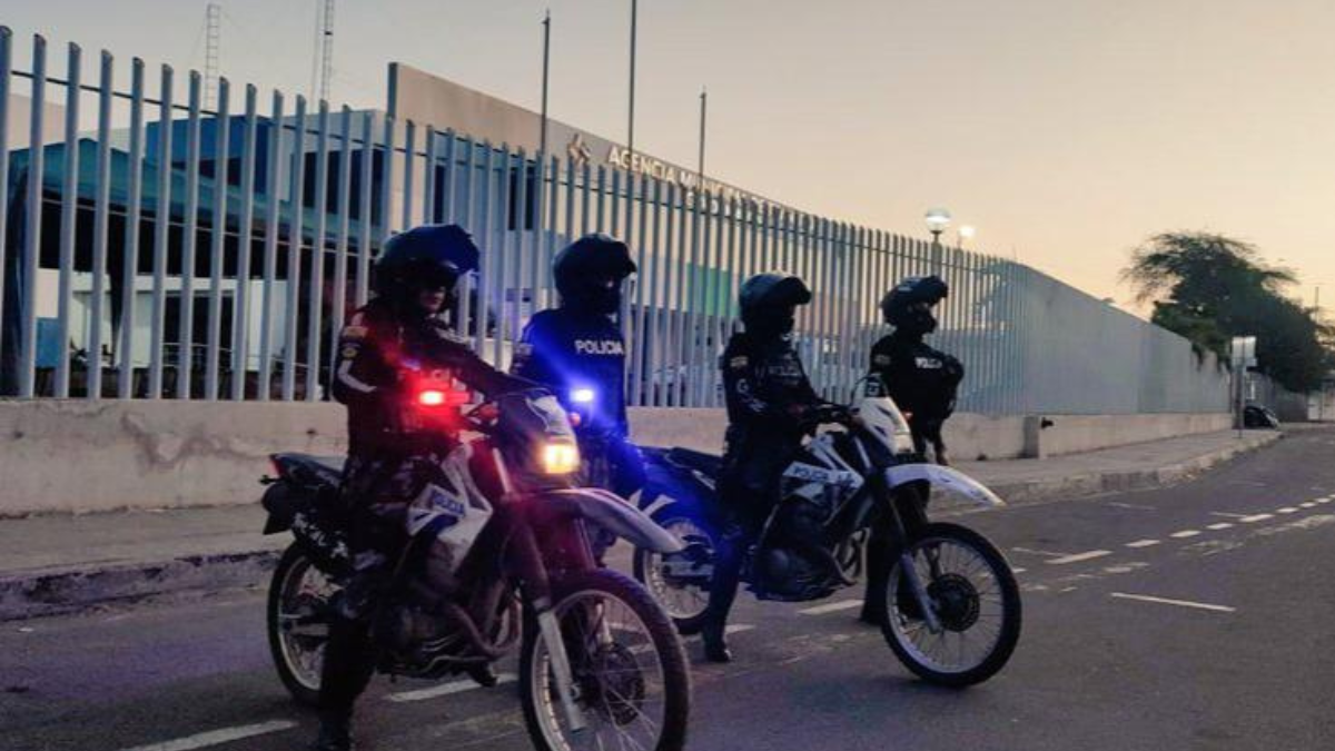 Servidores policiales se han presentado en Manta para asumir las competencia de tránsito