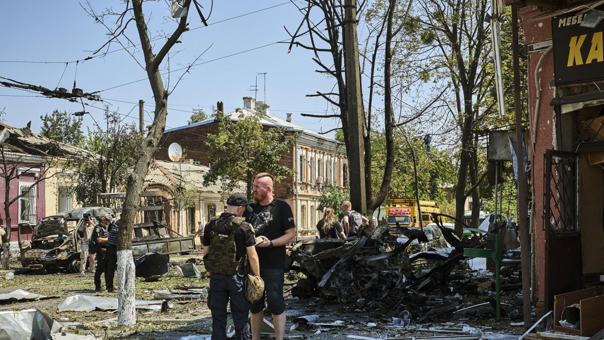 Ataque con drones rusos causó graves daños en un centro de reclutamiento en la zona de la ciudad oriental de Járkov, este lunes 7 de julio de 2025.