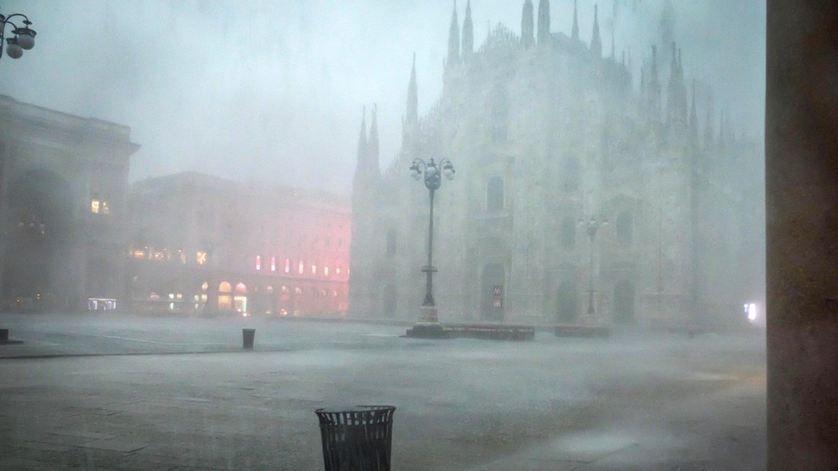 Vista general de la Piazza Duomo durante una fuerte lluvia en Milán, 6 de julio 2025.