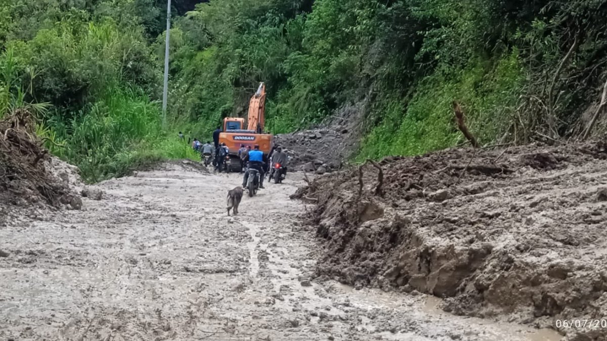 16 vías están completamente cerradas al tránsito vehicular, mientras que otras 51 operan con restricciones parciales debido a deslizamientos.