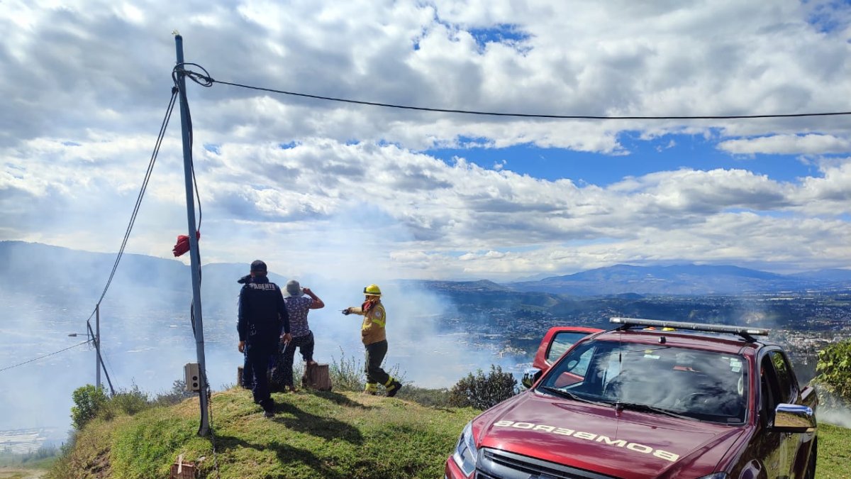 En Sincholagua, que forma parte del Parque Nacional Cotopaxi, se realizan labores para extinguir el incendio forestal