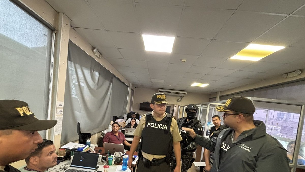 El ministro del Interior, John Reimberg, durante el allanamiento de la Policía a la Agencia de Tránsito de Durán, este lunes 7 de julio.