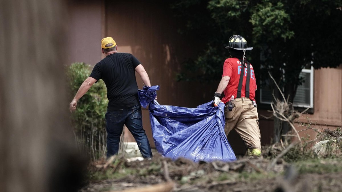 Los socorristas retiran un perro muerto de un área de búsqueda a lo largo del río Guadalupe. Texas, EE. UU., el 7 de julio de 2025.