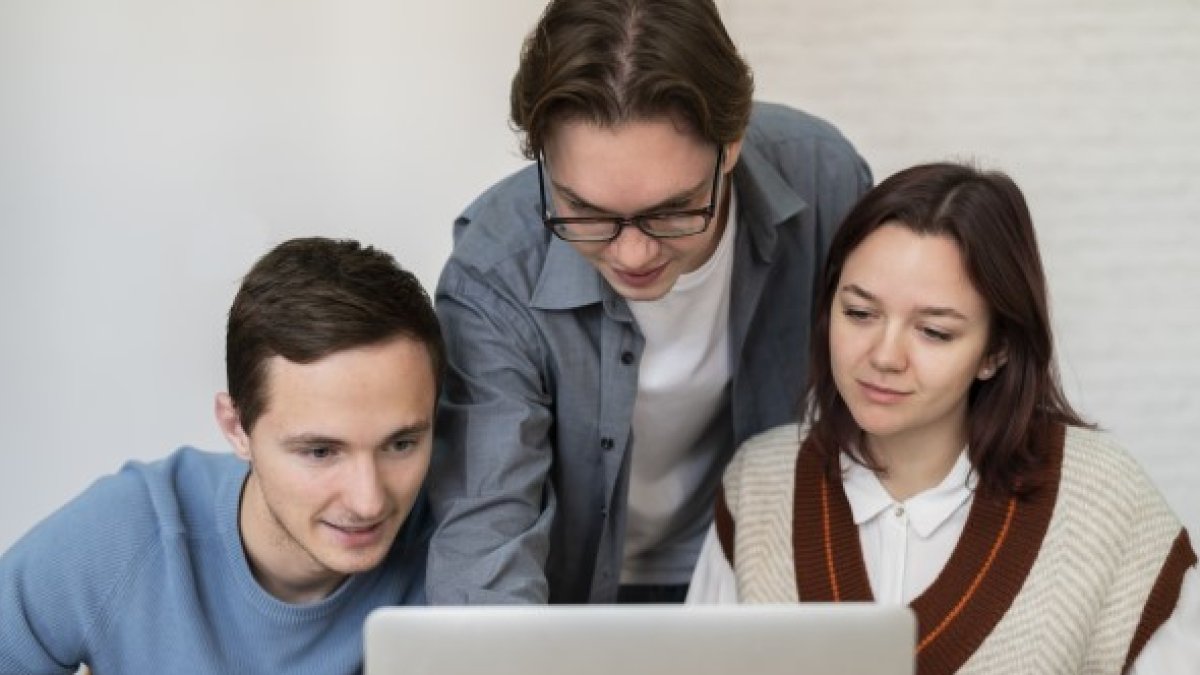 Las becas son para estudiar programación Full Stack y ventas digitales.