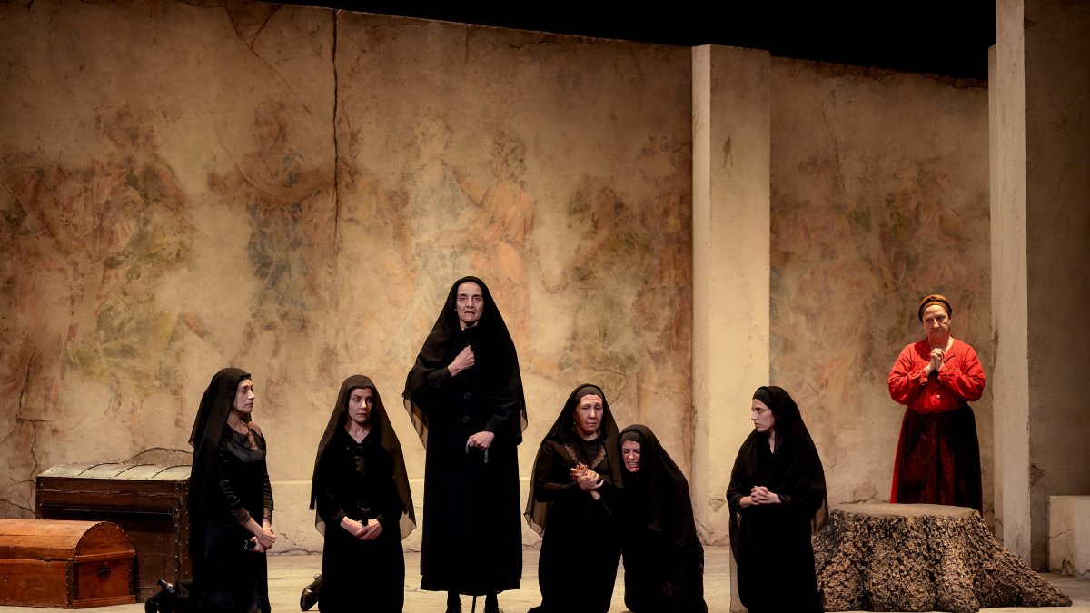 La obra narra la historia de una familia de mujeres que entra en crisis por el arribo de una propuesta matrimonial para la menor de las hermanas.