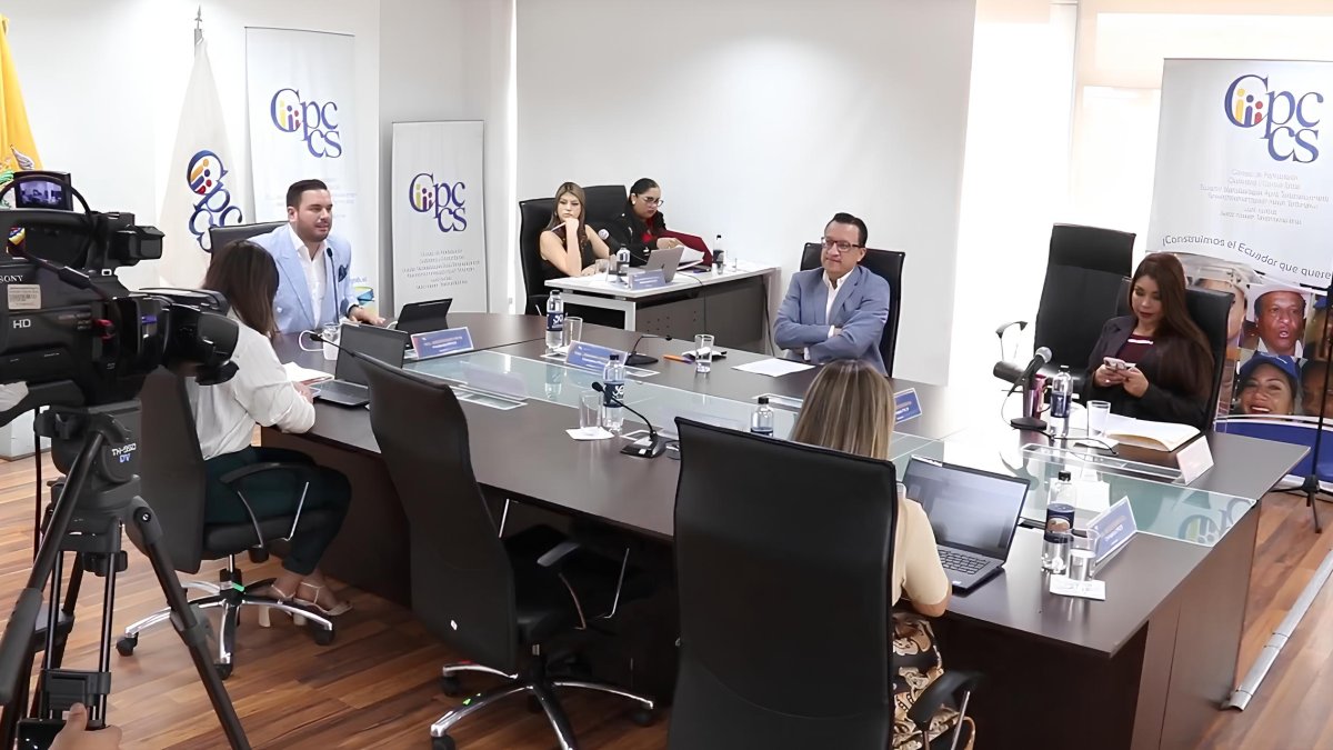 El Pleno se convocó en sesión extraordinaria para conocer la renuncia de postulante.