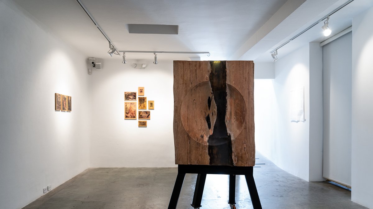 La muestra reúne obras de varios artistas, entre ellos de Ricardo Nugra Madero.