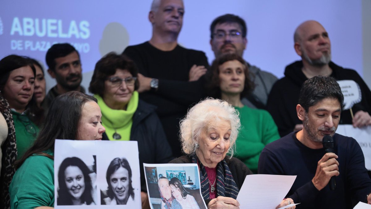 La integrante de la asociación Abuelas de Plaza de Mayo Estela de Carlotto (c) este lunes 7 de julio de 2025, en Buenos Aires (Argentina).