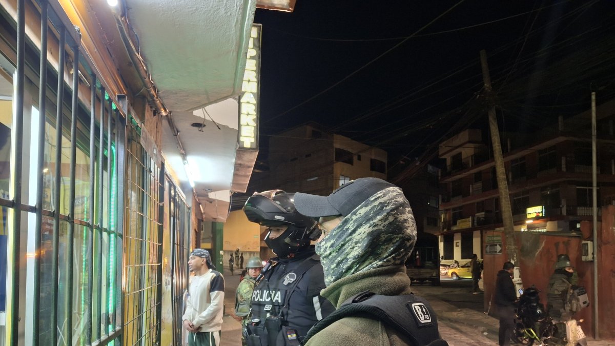 Funcionarios municipales, además de policías y militares, participaron en los operativos.